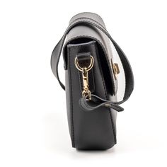 This women's shoulder bag combines style and functionality, perfect for every occasions. The modern design is enriched by a brass swivel lock, which adds a touch of elegance, allowing you to keep your personal belongings safe. The shoulder strap ensures optimal comfort, fitting perfectly around it. This bag is the ideal accessory to complete every outfit with style. Made with Vegetable Tanned Leather  Fashion Design for every kind of Elegance Vegetable Tanned Leather Personal Belongings, Poems Beautiful, August Birthstone Jewelry, July Birthstone Jewelry, Gifts For New Mums, Jewelry Ring Box, Pearl Jewellery Earrings, August Birth Stone, Eye Jewelry