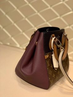 Fashion Lu-Vi Bags - 12772 A+ Excellent Quality copies; Contact us if you've any questions in your mind. Lv Bag, Real Leather, Louis Vuitton Bag, Luxury Bags, Contact Us, Clutch Bag, Dust Bag, Louis Vuitton, Things To Come