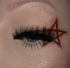 Halloween Eye Makeup Looks, Nem Halloween Makeup, Gothic Eye Makeup, Maquillage Halloween Simple, Goth Eye Makeup, Devil Makeup, Halloweenský Makeup, Holloween Makeup, Drag Make-up