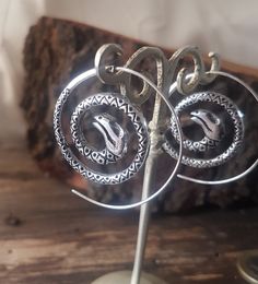 Silver plated spiral snake earrings dainty very confortable to wear all day long.Bohemian spiral hoop earrings with tribal snake design.Trendy jewelry. SIZE: 40 mm x 40 mm. YOU CAN FIND SOME SIMILAR MODELS IN: https://www.etsy.com/es/listing/685018632/pendientes-bohemios-bano-plata-boho?ref=shop_home_active_2&frs=1 https://www.etsy.com/es/listing/698727115/pendientes-celtas-pendientes-tribales?ref=shop_home_active_4&frs=1 https://www.etsy.com/es/listing/287910751/pendientes-boho-argolla- Spiral Silver Hoop Earrings As Gift, Silver Spiral Hoop Earrings As Gift, Handmade Spiral Hoop Earrings, Handmade Spiral Metal Hoop Earrings, Silver Spiral Handmade Hoop Earrings, Handmade Spiral Silver Hoop Earrings, Silver Spiral Jewelry For Festivals, Bohemian Spiral Nickel-free Hoop Earrings, Silver Spiral Hoop Earrings In Metal