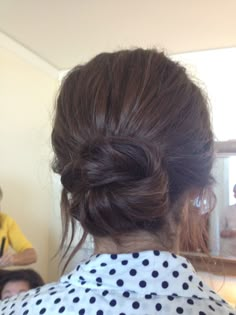 @Marianne Burchard Interiors Light Think you could perfect something like this for prom? :) Bridesmaid Low Bun, Elegant Side Bun, Quick Bun Hairstyles, Updo Hair Tutorial, Loose Bun Hairstyles, Summer Updo, Teenage Girl Hairstyles, Loose Bun, Cute Hairstyles Updos