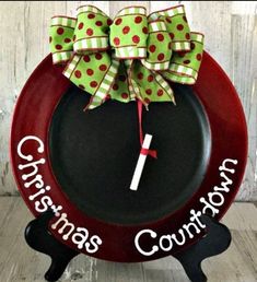 a red plate with a green and white bow on it that says christmas coutdown