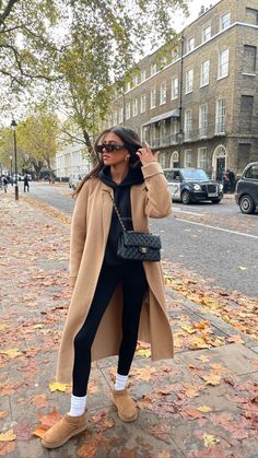 Trenchcoat Outfit, Mantel Outfit, Black Leggings Outfit, Winter Fashion Outfits Casual, Uggs Outfit, Cold Outfits