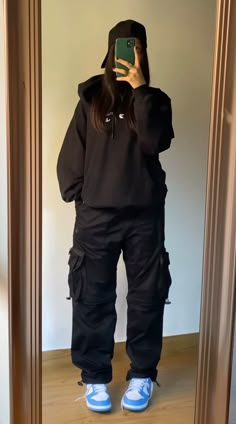 Baggy Clothes Outfit Cargo Pants, Cargo Fits Girl, Trendy Outfits With Cargo Pants, Black Cargo Fits, Cargo Style Outfit Ideas, What To Wear With Black Cargo Pants, Black Cargo Outfit, Cargo Pants Outfit Baggy, Cargos Aesthetic