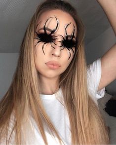 Spider Eye Makeup Halloween, Spider Eye Makeup, Spooky Halloween Makeup, Half Skull Makeup, Spider Crawling, Vampire Makeup Looks, Halloween Makeup Kits, Under Eye Makeup, Vampire Bride