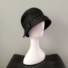 Classic And Elegant Satin Black Cloche Hat From The 1960s. Side Bow For A Flattering Profile. Designed By The Legendary Milliner Lilly Dache. Perfect For All Seasons! In Near-Mint Vintage Condition. There Is A Small Hole To Inner Lining Of Hat (Does Not Show At All When Worn). Comes From A Smoke-Free Home. Brand: Dachettes By Lilly Dache (Sold At Bonwit Teller). Union Made In The Usa. Inner Circumference: About 21.25". Brim: About 2". Crown Height: About 4.5". Flapper Style Cloche Hat For Kentucky Derby, Kentucky Derby Flapper Cloche Hat, Retro Fitted Cloche Hat With Short Brim, Retro Black Hat For Spring, Classic Black Cloche Hat For Party, Retro Curved Brim Cloche Hat For Evening, Retro Cloche Hat With Curved Brim For Evening, Retro Black Hat With Short Brim, Retro Fitted Cloche Hat