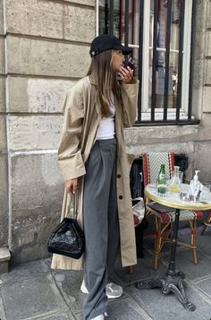 Trench Coat Outfit Fall 2023, Spring Trench Coat Outfit Casual, Trench Coat Street Style 2023, Trench Coat Summer Outfit, Rome Style Fashion, Summer Trench Coat Outfit, Fall Outfits Trench Coat, Rome Fall Outfits, Gabardine Outfit