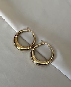 24k Gold plated hoop earrings, thick hoop earrings. Size: 40x38.5x3.5~9mm or 28x19x10mm These hoops are perfect for everyday wear.  They are anti-tarnish & hypoallergenic. Wear them alone or pair them with our other earrings. The perfect accessory to add a touch of glamour and boldness to any outfit. Material:  Gold plated , Durable & great quality. Ready to ship 1-3 days! FREE EXPRESS SHIPPING  I N S T A G R A M : If you like your jewelry, Please tag and follow us @foreveremberjewelry. Small Hoop Gold Earrings, Cute Real Gold Earrings, Trendy Hoop Earrings, Cute Earrings Hoops Gold, Everyday Hoop Earrings, Chic Earrings Classy, Gold Thick Hoop Earrings, Gold Jewelry Accessories, Cute Gold Hoop Earrings