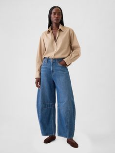 Fit:  An ankle-length horseshoe jean that's fitted at the waist with an exaggerated curved leg and tapered ankle.  Fabric: 95% Cotton, 5% Recycled Cotton.  Stretch: No Stretch Jeans.  Authentic denim that gets better with every wear.  Made to wear all day & break in over time.  Rise:   Mid Rise Jeans.  Look: A classic five-pocket horseshoe jean in a dark indigo wash.  Details: Zip fly, five-pocket styling & seams at sides.  Responsibly Made: This pair of jeans is part of our water-saving Washwell program.  Compared with conventional wash methods, Washwell uses at least 20% less water and has saved over a billion liters of water since 2016.  Our Mid Rise Jean has a 10" 25 cm) rise. ​ Ankle-length jean.  ​20. 5” 52 cm) leg opening.  Inseam: 27" 68. 5 cm).  Models wearing Gap Horseshoe Jeans, Jeans Look, Jeans Dark Blue, Ankle Length Jeans, Dark Indigo, Mid Rise Jeans, High Rise Jeans, Acid Wash, Stretch Jeans