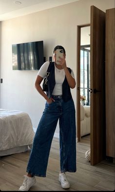 Wide Leg Outfits, Bored Drawing, Wide Leg Jeans Outfits, Patch Pocket Jeans, Outfit Ideaa, Chic Outfits Edgy, Culottes Outfit, Wide Leg Jeans Outfit