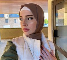 Shayla Hijab, Hijabi With Beanie, Green Eye Hijabi, Hijabi Model Face, Hijab Beauty, Hijabista Fashion, Muslim Women Fashion, Hijab Tutorial