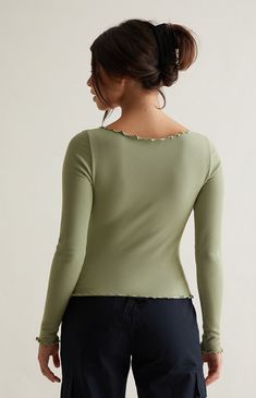 The Soleil Seamless Long Sleeve Top from Contour by PacSun offers comfort and style for your everyday wardrobe. This long-sleeve top has a seamless ribbed fabrication, a v-neckline, and lettuce-edge trimming for a feminine flair. 


	Seamless ribbed fabric
	Long sleeves
	V-neckline
	Lettuce-edge trimming
	Regular fit
	Fitted
	94% polyamide, 6% elastane
	Model is wearing a size xsmall Everyday Wardrobe, Ribbed Fabric, Pacsun, Lettuce, Long Sleeve Top, Long Sleeve Tops, Sleeve Top, Long Sleeves, Wardrobe