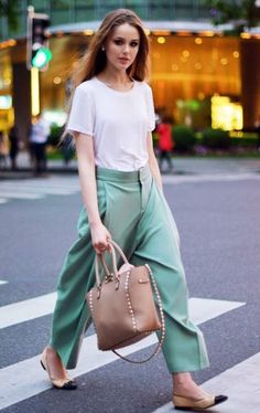 21 Ideas how to wear culottes with flats street styles for 2019 Army Green Pants Outfit, Green Culottes, Mint Green Outfits, How To Wear Culottes, Summer Color Trends, Minimalist Fashion Outfits, Dark Green Pants