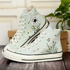 Embroidered Converse, Custom Converse High Top Embroidered Daisy, Shoes Embroidered Floral, Converse Embroidered With Flower Garden for Women, Handmade Gifts 💚 Immerse yourself in the intricate craftsmanship as we lovingly hand embroider rustic flowers onto your chosen Converse pair 💚 🌿 The listed price encompasses both the Converse Shoes and the showcased Embroidery Designs. 1. MANUFACTURING PROCEDURE 🌿 Upon receiving your order, we initiate the shoe preparation process. If your chosen shoe Painted Converse High Tops, Custom Converse High Tops, Embroidered Converse High Tops, Flower Converse, Daisy Shoes, Things To Embroider, Converse Chuck 70s, Floral Converse, Cute Converse Shoes