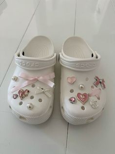 Aesthetic Croc Ideas, White Crocs Inspo Charms, Pink Croc Aesthetic, Aesthetic Crocs Jibbitz, Cute Crocs Ideas, Cute Croc Jibbitz, Cute Croc Charm Ideas, Croc Jibbitz Ideas Aesthetic, Kpop Crocs