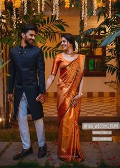 Wedding Sadi Photo, Maharashtrian Wedding Look For Groom, Sadi Pose Indian Fashion Couple, Marathi Wedding Groom Outfit, Traditional Wear Couple Poses, Maharashtrian Reception Look, Sadi Photo Poses Couple, Maharashtrian Engagement Look For Couple, Marathi Pre Wedding Photoshoot