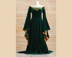 Green Velvet Dress For Wedding, Fantasy Dress Fairy, Arwen Dress, Ren Faire Dress, Faire Dress, Larp Clothing, Fantasy Wedding Dress, Elven Costume, Elven Wedding Dress