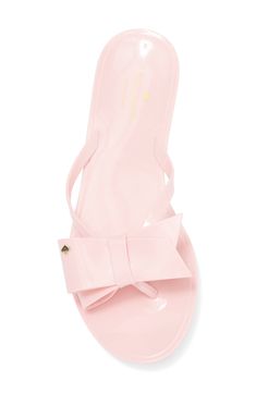 An asymmetrical bow brings sweet style to a flip-fop jelly sandal that's perfect for warm days. Water-resistant Thong toe Bow strap Slip-on style Flat sole PVC upper/sole Made in Brazil Kate Spade Sandals, Bow Flip Flops, Pretty Sandals, Hello Kitty Accessories, Bow Sandals, Sneaker Slippers, Jelly Sandals, Palm Beach Sandals, Girly Shoes