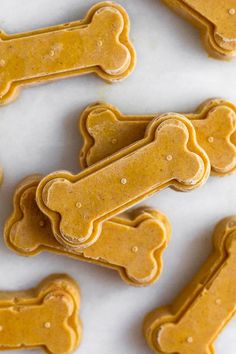 dog treats made with peanut butter and shaped like bones