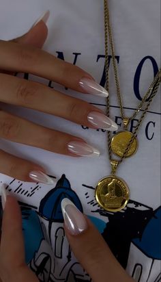 Aura Nails Aesthetic, White Nails Gold Chrome, Gold Aesthetic Nails, White Aura Nails, Gold Aura Nails, Nails Long Feuille D’or, Aura Nails With Gold Chrome, Rounded Acrylic Nails, Kylie Nails