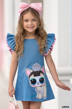 Have no fear, L.O.L SURPRISE!™ Miss Puppy is here! And she brought the cutest chambray denim dress you ever did see! The elegant butterfly sleeves and A-line shape help that pretty pooch look even cuter in her royal crown.