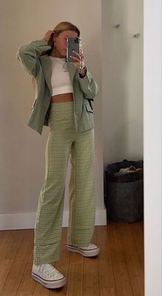 Green Checkered Pants Outfit, Mode Indie, Looks Pinterest, Green Outfit, Winter Trends