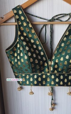 Sleeveless Wedding Vest For Festivals, Sleeveless Green Choli With Pallu, Green Sleeveless Choli With Pallu, Fitted Sleeveless Vest With Zari Work, Green Sleeveless Choli With Zari Work, Sleeveless Green Choli For Festivals, Green Sleeveless Choli For Festivals, Festive Green Sleeveless Choli, Fitted Festive Vest With Zari Work