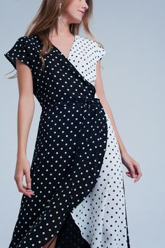 Black White Wrap Dress with Polka Dots. This short-sleeve double-layered airy polka-dot midi wrap dress has a trendy asymmetrical hemline and eye-catching contrasting blocks of color. Wrap dresses flatter every figure type. The wrapping component helps to define your neckline. The v-neck helps create a balance between your hips and your chest. The wrap dress also helps define your waistline, which celebrates your hour-glass figure. Fashion psychologists say that people drawn to polka dots have l Long Dress With Short Sleeves, Figure Fashion, White Wrap Dress, Fearless Women, Polka Dot Maxi Dresses, Polka Dots Fashion, Dress With Short Sleeves, Hour Glass, Midi Wrap Dress