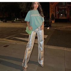 Zara Mid-Rise Trf Wide Leg Loose Fit Metallic Jeans Can Fit Size 2 Silver Pants Outfit, Look Zara, Silver Pants, Metallic Jeans, Metallic Pants, Boyfriend Jean, Looks Street Style, Looks Chic, Zara Jeans