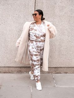 Want to Tie Dye Sweatpants? Read This Before You Start » Teriaki Talks Jennifer Lopez Workout, Hoodie Sweater Dress, Reverse Tie Dye, Sweatpants Outfit, Shibori Tie Dye