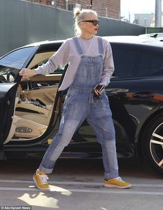 Nike Tennis Shoes Outfit, Women In Suspenders, Baggy Overalls, Gwen Stefani Style, Overalls Casual, Tennis Shoes Outfit, Yellow Sneakers, Overalls Outfit, Saucony Shoes