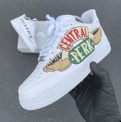 Friends Movie, Friends Shopping, Air Force One Shoes, White Nike Air Force 1, Friends Tv Quotes, Theme White, Friends Best Moments, White Nike Air Force, Friends Merchandise