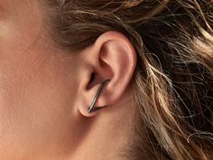 Here you may see a truly modern cuff that will definitely make a statement on your ear with its illusion effect! Big V earring climber that you may also wear as long drop stud. You may wear it all day long as it comfortably stays stable. They are made of of black rhodium on sterling silver base with a satin finish. You just need an earlobe piercing to wear it and you will be able to bend it a little for a tighter fit! PLEASE BE ABSOLUTELY SURE THAT THE SIZE OF THE CUFF FITS YOUR EAR! Every ear i Dark Silver Jewelry, Illusion Earrings, Edgy Earrings, Ear Crawlers, Ear Climber, Unusual Earrings, Climber Earrings, Ear Climbers, Unusual Jewelry