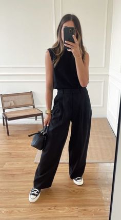 Outfit For Photographers, Black Outfits For Hairstylist, All Black Hostess Outfit, All Black Outfit Spring, All Black Outfit 2023, Black Work Outfits Women Casual, All Black Outfit Casual Summer, Cool Corporate Outfits, Casual Black Outfits Women