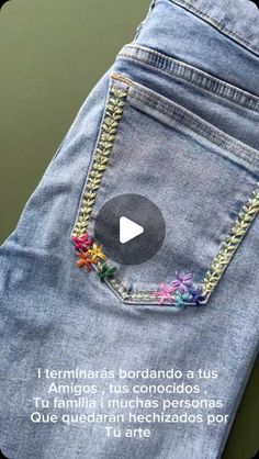 the back pocket of a pair of jeans with embroidered flowers on it, and a quote written in spanish