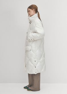 Abrigo largo acolchado blanco
¿Te preguntas cómo es llevar un edredón? Con diseño oversize, el abrigo Colorado está confeccionado en tejido acolchado blanco relleno con plumón sintético para que sea lo más suave y cálido posible. Te abrigará de la cabeza a los pies cuando lo lleves puesto: el largo y la bufanda complementaria se encargan de que estés bien abrigada. Winter White Quilted Nylon Outerwear, White Hooded Puffer Jacket With Padded Collar, Winter White Parka With Double-lined Hood, White Double-lined Hooded Outerwear For Outdoor, White Down Outerwear With Double-lined Hood, Vegan Boots, White Coat, Cherry On Top, Puffer Coat