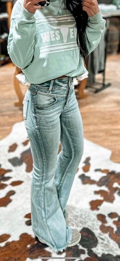 😍 Mode Country, Foto Cowgirl, Western Girl Outfits, Cute Cowgirl Outfits, Casual Country Outfits, Southern Outfits, Country Style Outfits, Western Wear Outfits, Cute Country Outfits