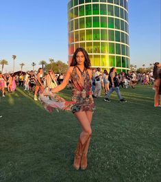 Tommorowland Outfit Ideas, Hippy Rave Outfits, Coachella Picture Ideas, Festival Fairy Outfit, Festival Poses Ideas, Coachella Photoshoot, Hippie Rave Outfits, Acl Festival Outfit, French Fits