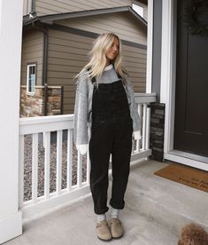 Fall Overalls, Surfergirl Style, Overalls Outfits, Overall Outfit, Overalls Outfit, Skandinavian Fashion, Trendy Fall, Mode Inspo, Outfit Inspo Fall