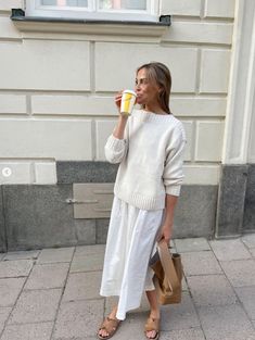 light scandinavian minimalist spring outfit Getting A Drink Outfit, Scandinavian Modest Fashion, Casual Mom Aesthetic, Basic Scandinavian Outfit, Spring In Portugal Outfits, Scandinavian Outfits Women Summer, Scandinavian Fashion Spring, Scandi Summer Fashion, Light Spring Outfit Ideas