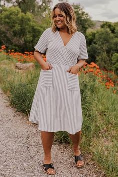 Big Size Dress, Look Plus Size, Thrift Flip, Curvy Model, Fall Projects, Striped Midi Dress, Dresses Elegant, Clothing Inspiration, Fashion Board