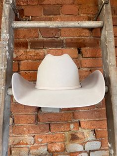 Looking for a cowboy hat that's as stylish as it is functional? Look no further than the Serratelli Mesa Cowboy Hat! Serratelli Hats are a statement piece rooted in true western heritage. With over 100 years experience, Serratelli knows how to make a cowboy hat look and feel great. Crafted from pure wool construction, this cowboy hat is designed to withstand even the toughest conditions, while keeping you looking sharp and polished. The classic Cattleman crease adds a traditional touch, while th Make A Cowboy Hat, Rodeo Hats, Stetson Cowboy Hats, Ideas Photoshoot, Jeep Ideas, Felt Cowboy Hats, Western Store, Concert Fits, Matching Hat