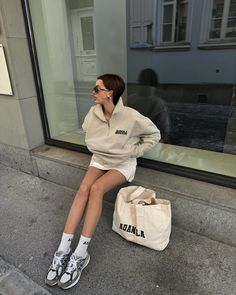 Spring Workout, Julie Sarinana, Activewear Trends, Cool Girl Style, Workout Wardrobe, Summer Capsule Wardrobe, Middle Name, Clothing Details, Sporty And Rich