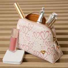 Our cosmetic bag is perfect for carrying your makeup and skincare organized. They are designed to fit perfectly in your purse or your travel bag! Features El portacosméticos no incluye los productos de la imagen. Genuine Leather Signature Heart Interior pocket Designed to stand in their own 4.5" H, 6.5" W, 2" D Pink Compact Cosmetic Bag Gift, Feminine Zipper Pouch Cosmetic Bag For Daily Use, Compact Pink Cosmetic Bag, Feminine Cosmetic Bag With Removable Pouch For Everyday Use, Feminine Cosmetic Bag With Zipper, Feminine Everyday Cosmetic Bag With Zipper, Portable Pouch For Cosmetic And Toiletry Storage, Feminine Travel Cosmetic Pouch Bag, Feminine Cosmetic Pouch For Daily Use