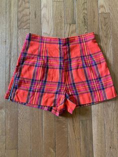 27" waist//Vintage 90s does 60s High Waist Plaid Shorts  Orange plaid shorts with zipper detail along the side of legs. Zipper up back.  Waist 27" Hips 38" Rise 13" Inseam 2" Length 13" Preppy twee professional retro Retro Shorts With Pockets, Retro Short Leg Bottoms With Pockets, Retro Bottoms With Pockets And Short Legs, Vintage Fitted Shorts With Pockets, Retro Fitted Shorts, Retro Fitted Shorts With Short Leg, Fitted High Waist Vintage Shorts, Vintage Fitted High Waist Shorts, Vintage High Waist Fitted Shorts