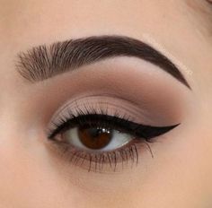 Eyeliner Techniques, Natural Summer Makeup, Winged Eyeliner Tutorial, Simple Eyeliner, Cut Crease Makeup, Summer Makeup Looks, How To Apply Eyeliner