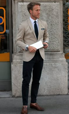 Pants Inspiration, Business Casual Attire For Men, A Man In A Suit, Light Blue Dress Shirt, Man In A Suit, Chique Outfit, Beige Blazer, Brown Leather Loafers, Men Suit