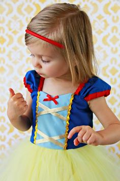 SNOW WHITE costume dress girls princess  by loverdoversclothing, $62.00 Usa Costume, Snow White Dress, Costume Tutu, Halloween Infantil, Disney Time, Snow White Dresses, Snow White Costume, White Costume, Girls Party Wear