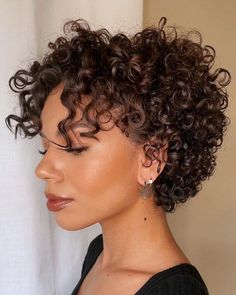 Chic & Luxurious Pixie Cuts for Bold Women Curly Hairstyle Ideas, Easy Short Haircuts, Growing Out Short Hair, Hairstyle Easy, Couple Tattoos Unique, Eyeshadow For Blue Eyes, Curly Pixie Cuts, Hairstyles 2024, Tattoos Unique