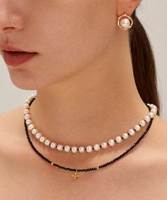 Metal: 18ct Gold Plated on Brass Gemstone: White Pearl & Black Onyx Dimensions：400mm with continuous extension from 400mm to 440mm Weight: 17g Necklaces White, Dainty Pearl Necklace, Big Jewelry, Black Onyx Necklace, Onyx Necklace, Pearl Choker, Delicate Necklace, White Pearl, Cultured Pearls